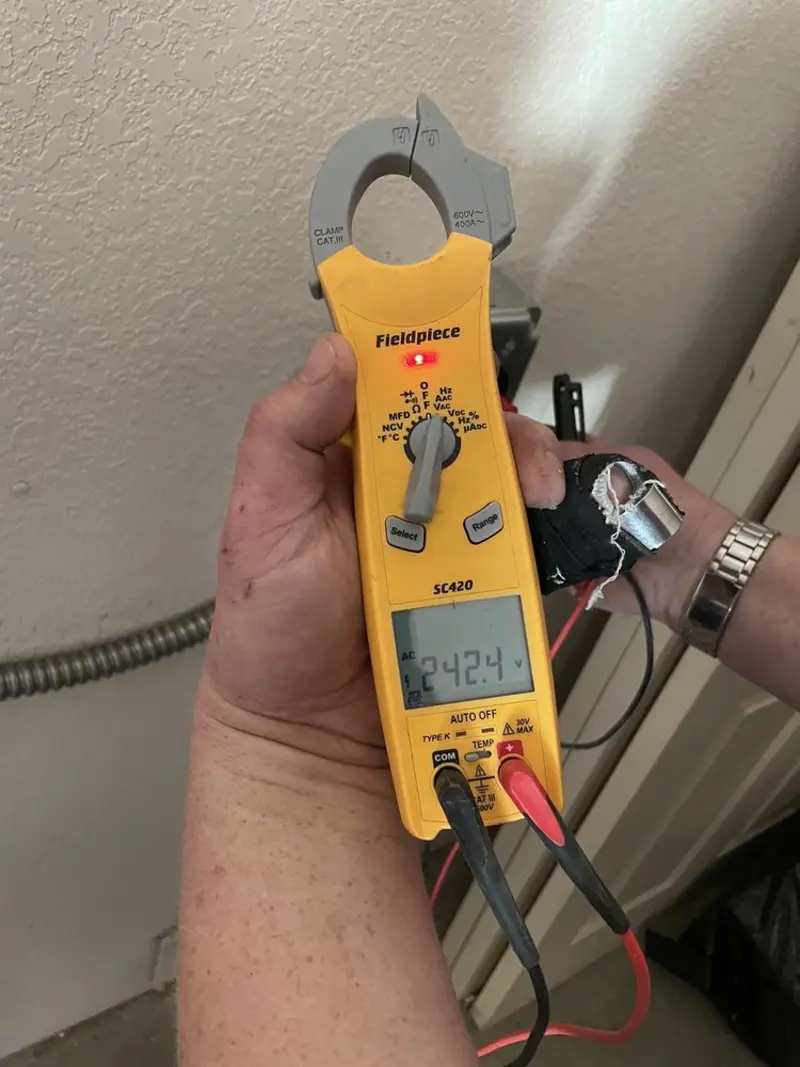 Voltage testing with clamp meter during Outlet Installation in Combined Locks